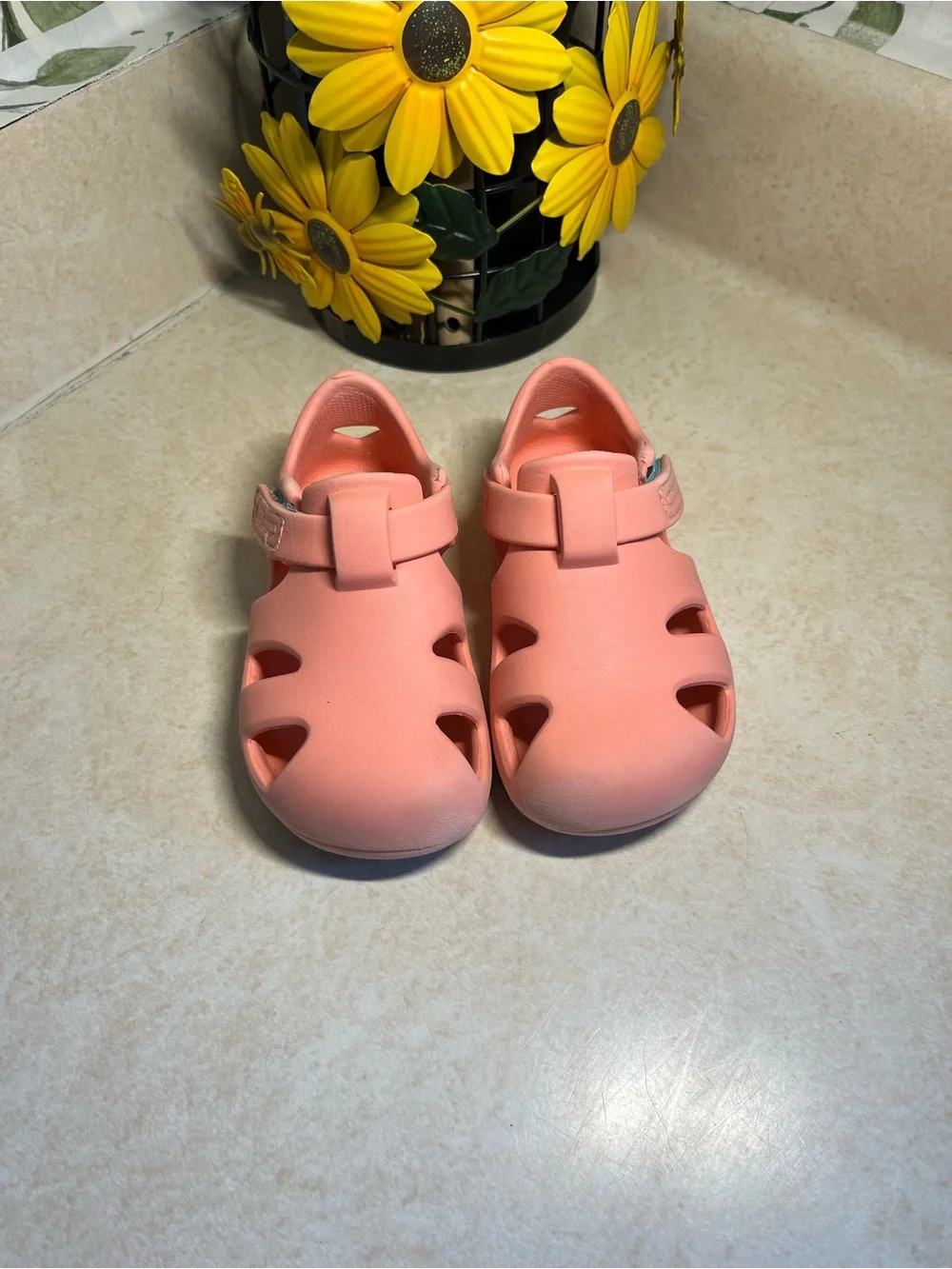 Ten Little Kids Pink Coral Closed-Toe Sandals size 8